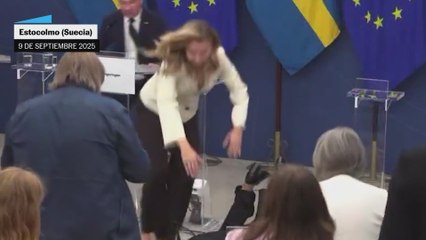 La nueva ministra de Salud suecia se deploma durante su primera rueda de prensa oficial