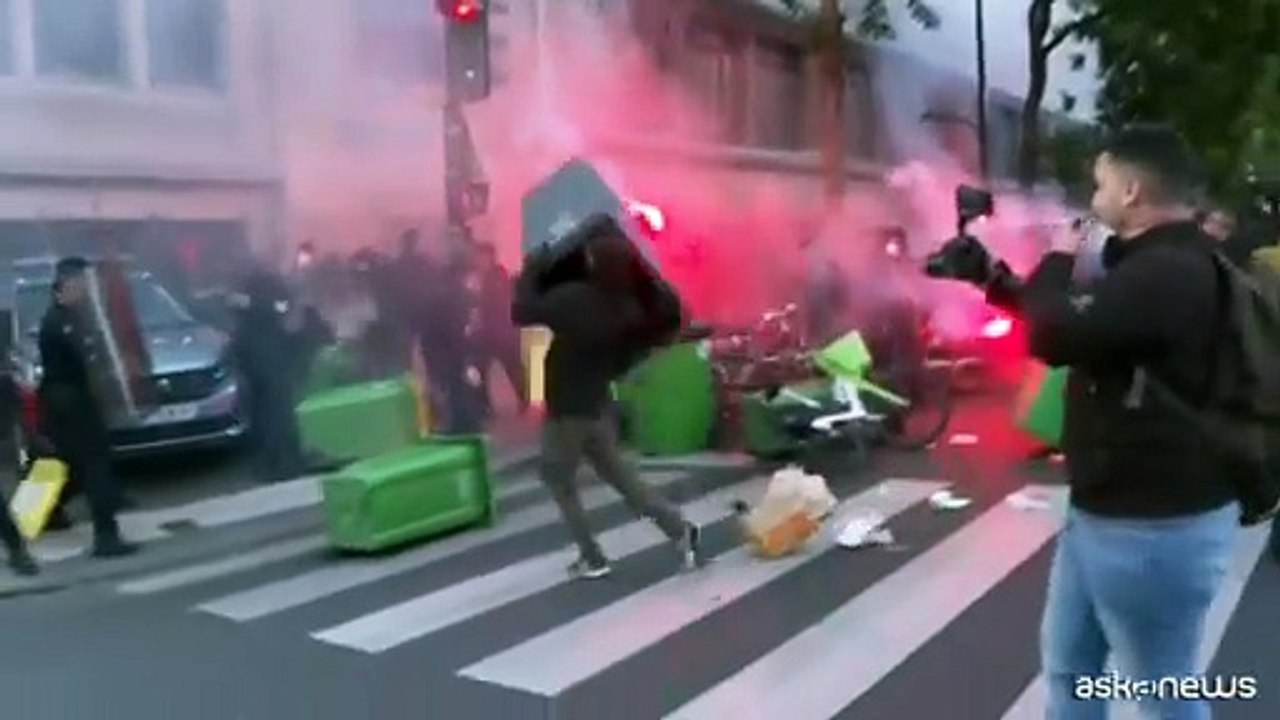 Gli scontri fra polizia e studenti davanti a un liceo a Parigi