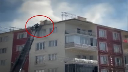 Çatı yangınında mahsur kalan ustayı itfaiye kurtardı