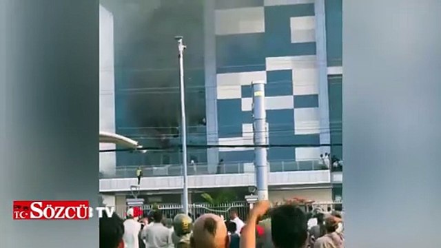 Nepal'de işler çığırından çıktı! Hükümete yakın medya binası çalışanlar içerideyken yakıldı