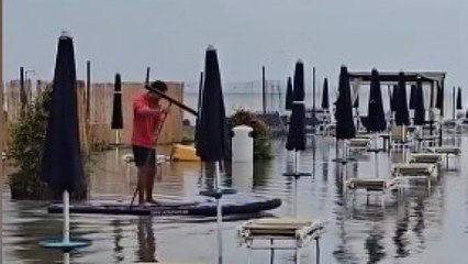 Chiavari, spiaggia sott'acqua: il bagnino pagaia tra gli ombrelloni