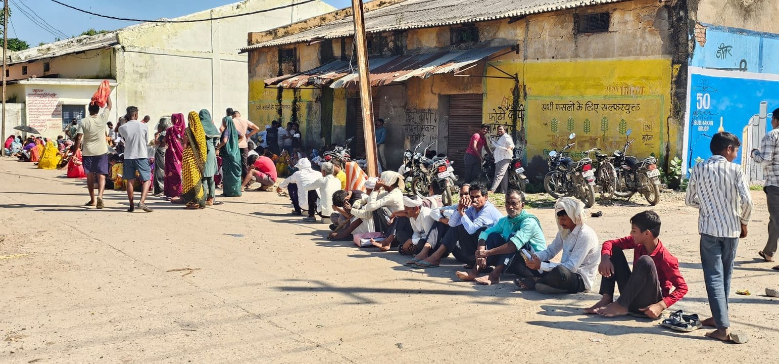 किसान बोले: 20 कट्टा डीएपी चाहिए तो 20 दिन ही आना पड़ेगा, क्योंकि एक बार में मिलता है एक कट्टा