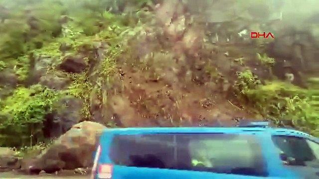 Artvin'de heyelan: Dev kayalar Karadeniz Sahil Yolu'nu kapattı