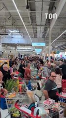 Une panne plonge un Carrefour près de Paris dans le chaos, des clients abandonnent leurs caddies