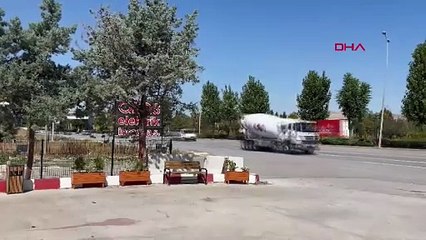 Ankara'da kaldırıma çıkan otomobilin oto yıkama dükkanına uçtuğu kaza kamerada