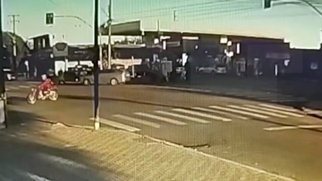 Câmera registra colisão entre três veículos em cruzamento com semáforo em Cascavel