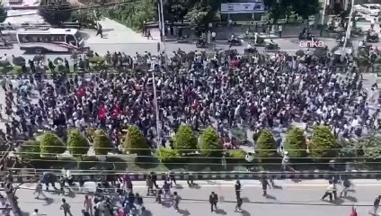 Nepal yangın yeri... Hükümet binaları ve siyasilerin evleri kundaklandı