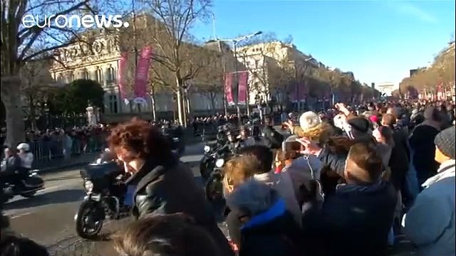 Johnny Hallyday – 8 Décembre 2017 – Euronews – Hommage Populaire à la Star