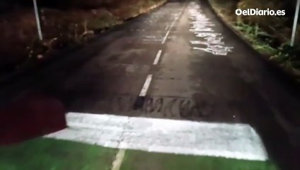 Una pintada de 40 metros con los nombres de los gazatíes asesinados por Israel recibe a la Vuelta a España en el Bierzo