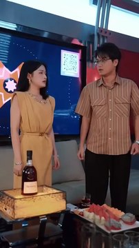 (6) The ending of the story: The boyfriend she had secretly loved for ten years turned around and held someone else's hand. She lost control and got drunk and had a ridiculous night with a cold-faced doctor. She thought it was just an accident, but he fel