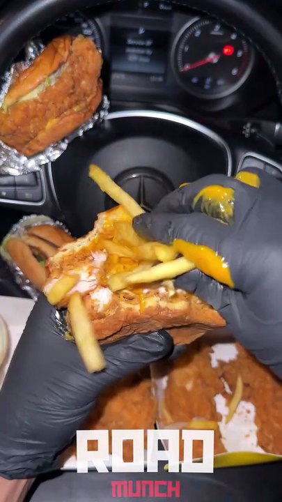 Follow for more ASMR videos🌮🍟 Credits: @roadmunch #mukbang #asmr #fastfood #asmreating