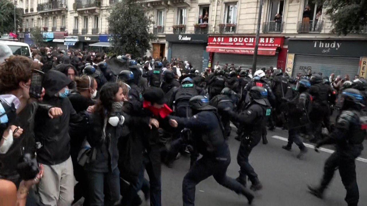 10 septembre : à la gare du Nord à Paris, la police charge les manifestants