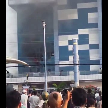 Nepal'de, hükümet yanlısı medya şirketi çalışanları protestocular tarafından ateşe verilen binanın camlarından atladılar.