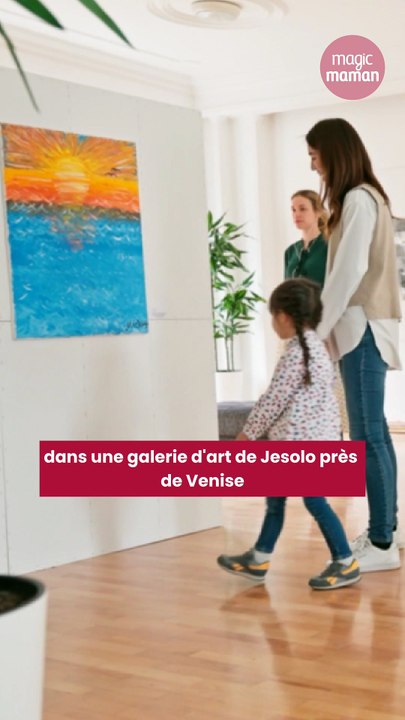 Une enfant brise une sculpture en or dans une galerie italienne