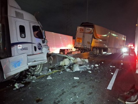 VIDEO | Choque de tráileres provoca caos vial en la carretera a Saltillo