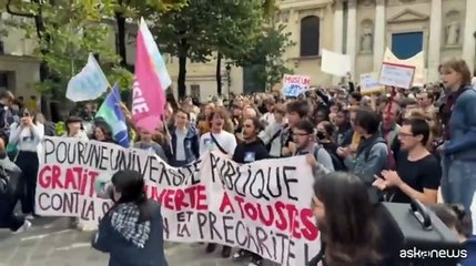 La Francia nel caos per le proteste di "Bloquons tout"