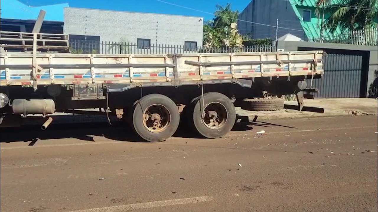 Fiat Argo bate em caminhão estacionado e fica destruído no bairro Neva em Cascavel