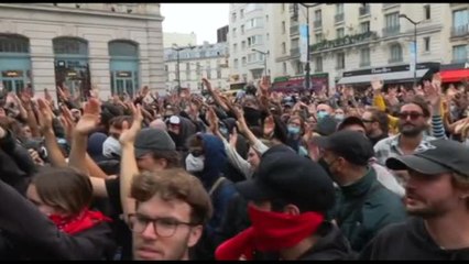 "Siamo tutti antifascisti": i francesi protestano in italiano a Parigi