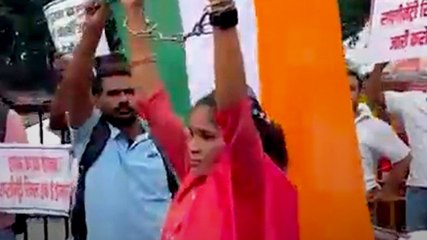 पटना में BJP ऑफिस के बाहर सर्वेक्षण कर्मियों पर लाठीचार्ज