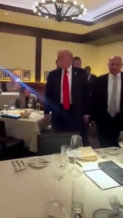 Des manifestants ont hué le président américain Donald Trump dans un restaurant de Washington en criant "Libérez Washington ! Libérez la Palestine ! Trump est le Hitler de notre époque !" - VIDEO