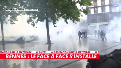 Les policiers dispersent les manifestants présents sur la place Saint-Anne de Rennes