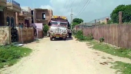 कच्ची मिट्टी ने निगली सडक़, धंस गया ट्रक