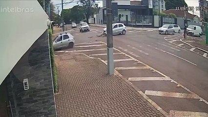 Câmera de segurança flagra colisão entre Gol e Celta em Cascavel