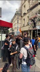 La façade d’un immeuble en feu dans le centre de Paris