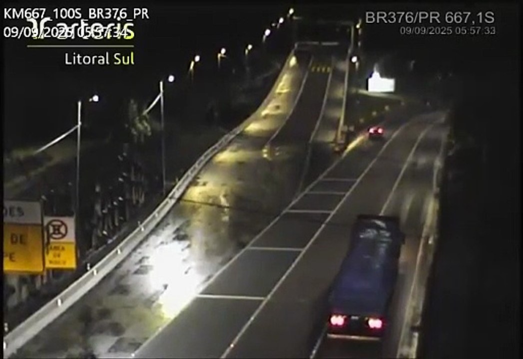 Câmera de segurança flagra caminhão sem freios em pista molhada na BR-376