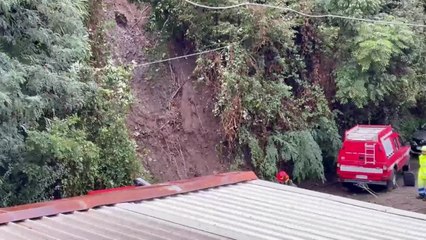 Como, la frana sopra la ferrovia: il recupero dell'auto finita nella scarpata
