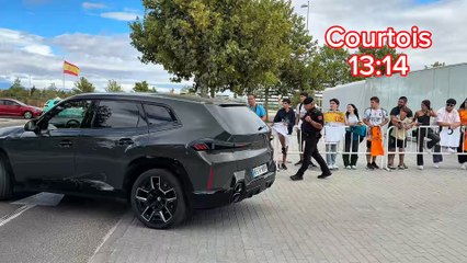 Álvaro Carreras se para con los fans a la salida del entrenamiento del Real Madrid