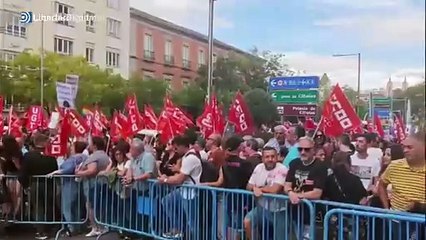 Patxi López se funde en un abrazo con los manifestantes de UGT a las puertas del Congreso