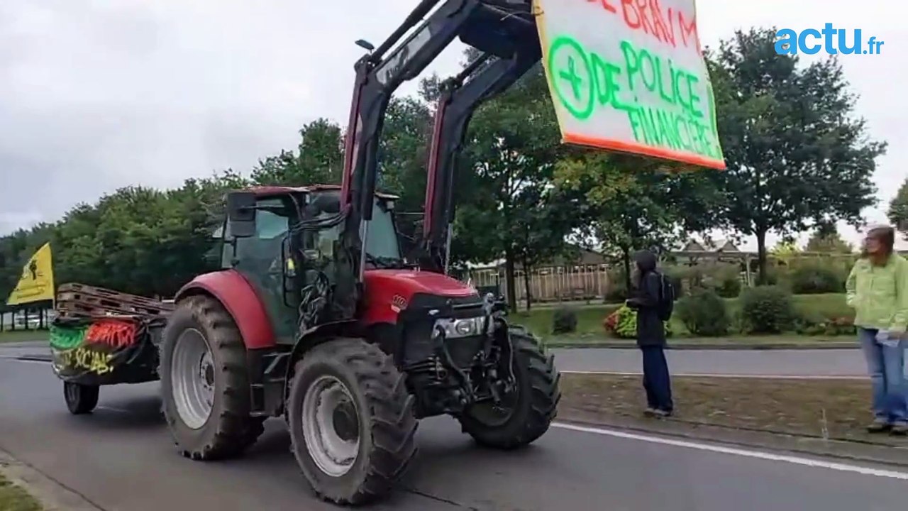 "Bloquons tout", un tracteur entrave le rond-point d'Avranches