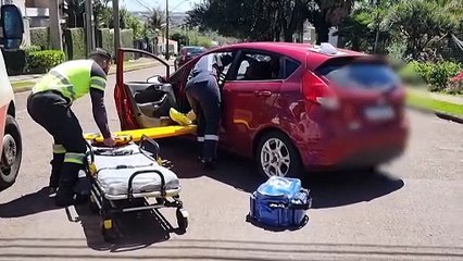 Homem fica imobilizado dentro de carro depois de colisão na Rua Riachuelo