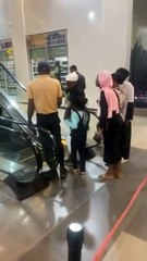 Première fois sur un escalator... pas glorieux