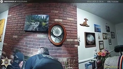 Ce policier sauve un raton laveur coincé dans une cheminée