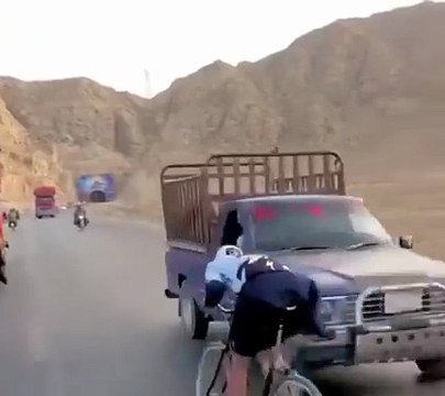 Ce dingue à vélo prend tous les risques pour faire sa video