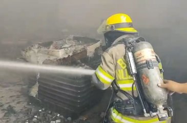 Incendio arrasa comercio y moviliza a decenas de bomberos en Escobedo