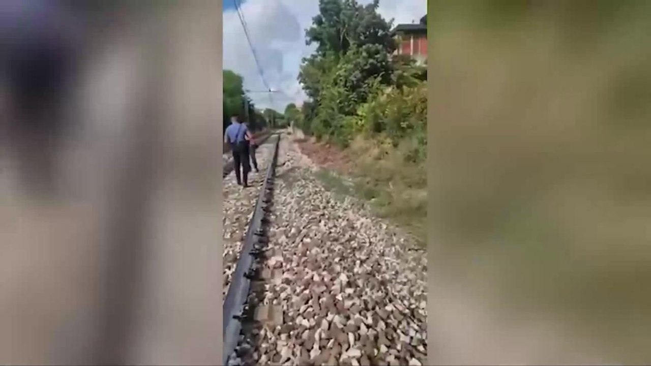 Mantova, il drammatico dialogo sui binari del treno: carabinieri salvano una donna malata di Alzheimer dal suicidio