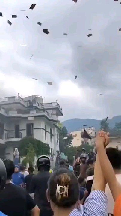 Népal !!! Les billets pleuvent après avoir enfin réellement lutter jusqu'à présent bravo