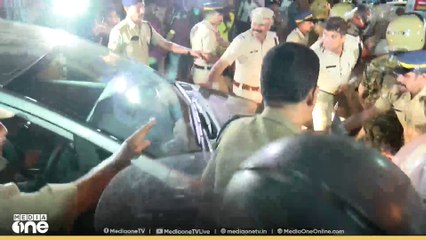 'ദേഹത്ത് തൊട്ട് കളിക്കല്ലേ സാറേ...അങ്ങോട്ട് മാറി നിക്കടാ...'; ഫീസ് വർധനയിൽ SFI പ്രതിഷേധം