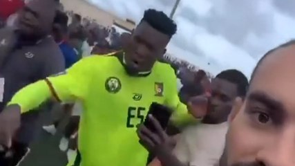 Onana, rabbia dopo la sconfitta con Capo Verde: spinge via un tifoso, che reagisce