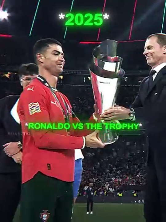 Ronaldo-Has-Trouble-With-The-Trophy