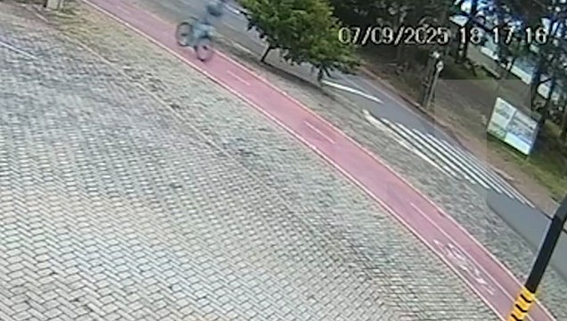 Câmera flagra momento em que ciclista enrosca em fio e se acidente na Avenida Piquiri, em Cascavel