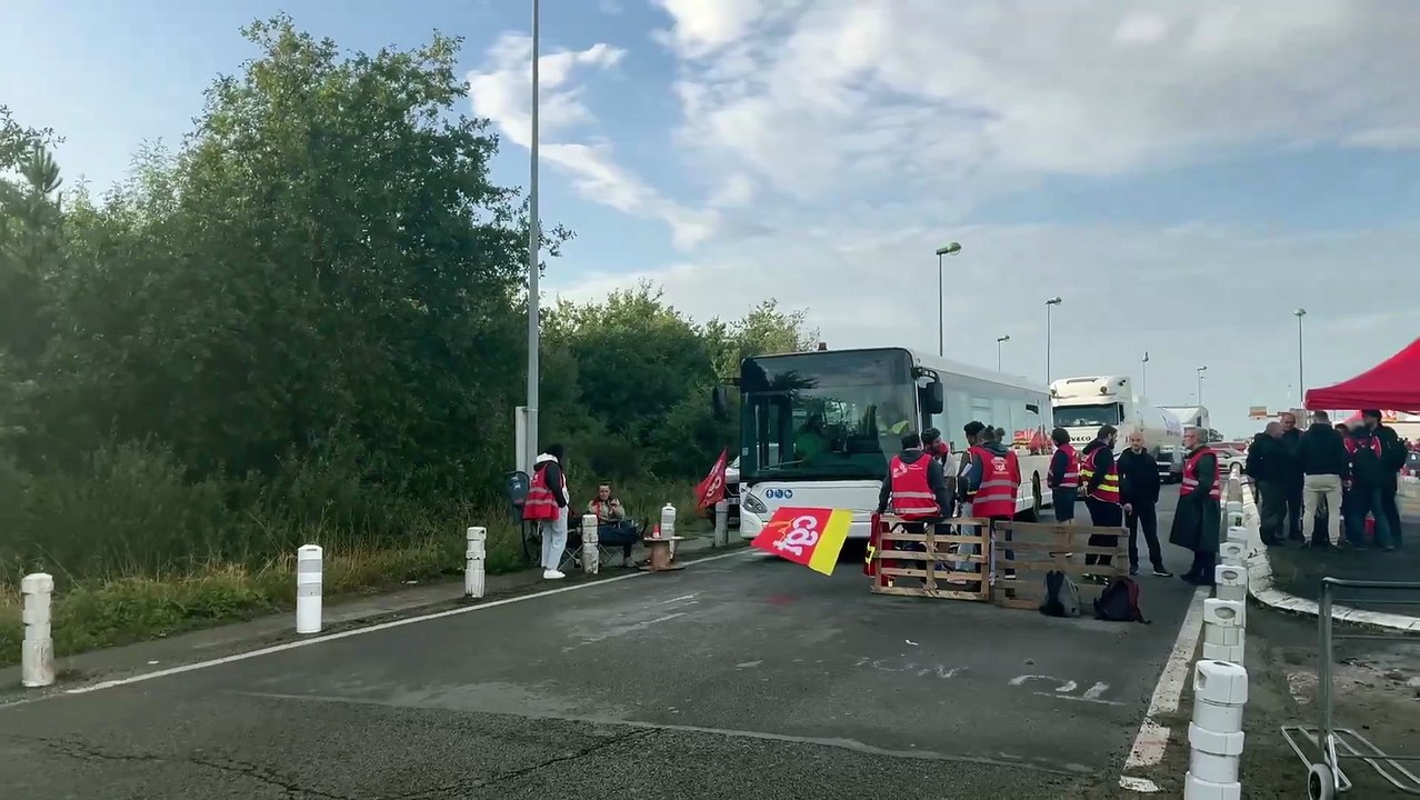 🇫🇷 Une manifestante se fait asperger de gaz lacrymogène par un policier, à Clermont-Ferrand.    De violents affrontements sont signalés entre manifestants et la police, près de la Gare du Nord, à Paris.   La police charge les manifestants, rue du Faubou