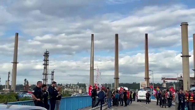 🇫🇷 Une manifestante se fait asperger de gaz lacrymogène par un policier, à Clermont-Ferrand. De violents affrontements sont signalés entre manifestants et la police, près de la Gare du Nord, à Paris. La police charge les manifestants, rue du Faubou