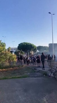 🇫🇷 Une manifestante se fait asperger de gaz lacrymogène par un policier, à Clermont-Ferrand. De violents affrontements sont signalés entre manifestants et la police, près de la Gare du Nord, à Paris. La police charge les manifestants, rue du Faubou