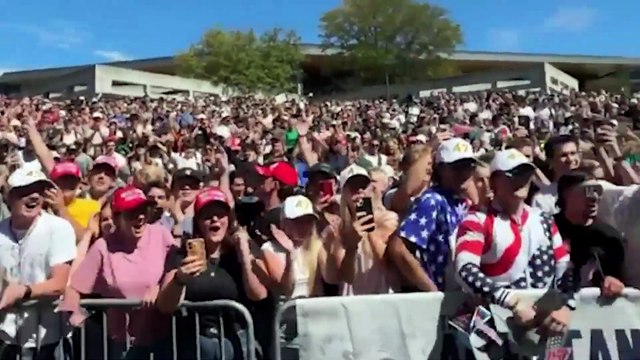 Charlie Kirk, influenceur extrêmement populaire auprès de la jeunesse américaine et proche de Donald Trump, touché par balle lors d'une conférence