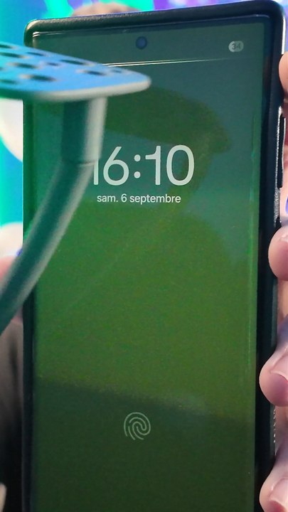 C'est possible de laisser afficher l'heure sur ton écran éteint ! #astuce #astuces #tips #tipsandtricks #smartphone #téléphone #tech #astucetech