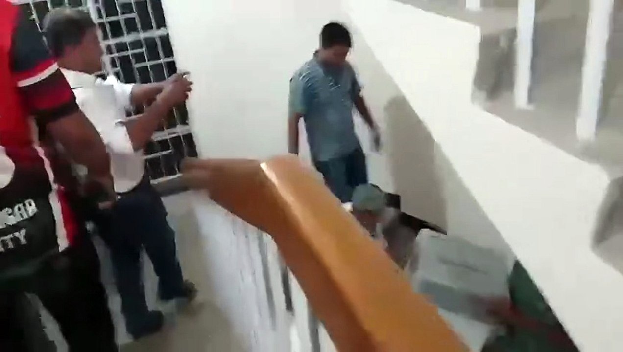 আমি একটু আগে ব্যালট বক্স নিয়ে যাওয়ার সময় এই ভিডিও করছিলাম। পেছনে ছাত্রদলের বাবর ও মশিউর রহমান রোজেন (৪০ ব্যাচ) ছিল। পরে রোজেন আমার কাছ থেকে ফোনটা নিয়ে, আমার ফোন থেকে ভিডিও ডিলিট করে দেয়। এটা নিয়ে আমি খুবই সঙ্কিত। আগামীকাল তাহলে কি অবস্থা হতে পারে?